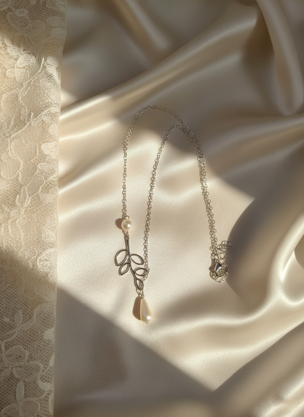 🌿 Nalvion Pearl Leaf Chain Necklace – Silver Elegance Editio