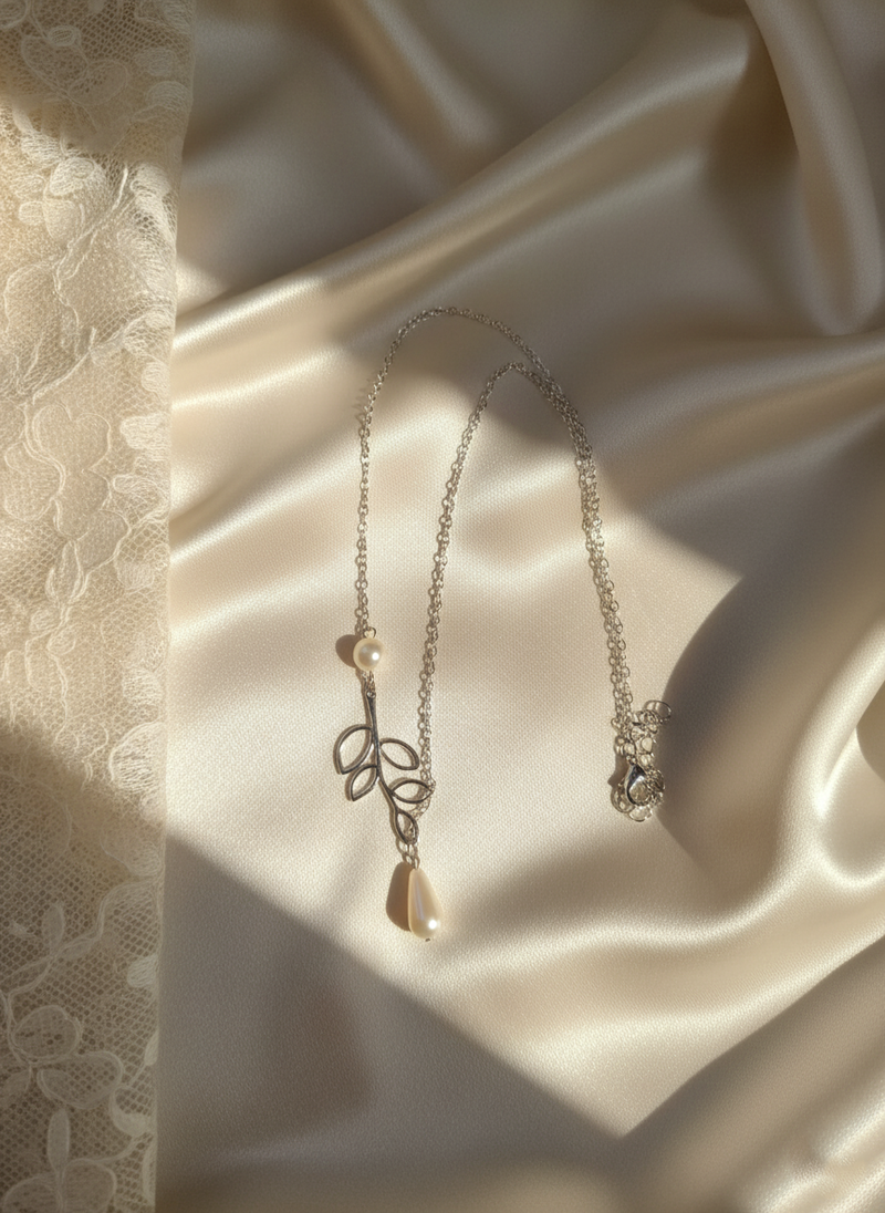 🌿 Nalvion Pearl Leaf Chain Necklace – Silver Elegance Editio